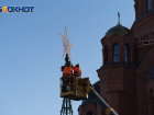Еще одну новогоднюю елку устанавливают в центре Волгограда