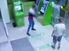 Двое парней взломали банкомат Сбербанка стулом в Волгограде: ЧП попало на видео