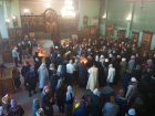 Сотни людей с молитвами простились с настоятелем волгоградского православного храма