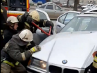 Водитель на BMW снес остановку и оказался заблокирован в машине в Волжском
