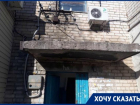 «Скоро упадет на голову»: ремонта козырька над подъездом просят жители в Краснослободске