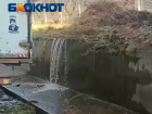 «Куда течет, зачем течет?»: двухнедельный водопад образовался в Волгограде