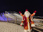 В Волгограде Дед Мороз протестировал снежные горки в ЦПКиО перед их открытием