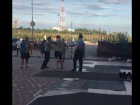 Неадекватный мужчина устроил разборки с полицейскими около торгового комплекса в Волгограде