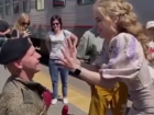 Вернувшийся из армии волгоградец сделал предложение любимой на вокзале: трогательное видео