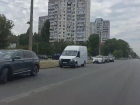 Стоят часами и толкают машины: что происходит на волгоградских заправках 6 сентября 