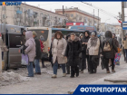 В коньках, носках на сапоги и пачкой соли: как Волгоград скользит по экстремальному гололеду
