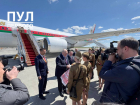 Александр Лукашенко оценил каравай от красавиц-регулировщиц в Волгограде