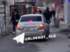 Автохам на «Гранте» разъезжал по тротуару в центре Волгограда — видео