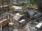 Под Волгоградом пенсионер разбил на кладбище памятники