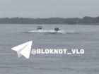 Эффектная погоня на катамаране попала на видео в Волгограде