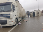 Перевернувшийся фургон перекрыл трассу "Каспий" под Волгоградом