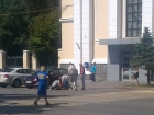 Возле гордумы Волгограда мужчина на коленях требовал наказать майора полиции 