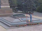 В Волгограде пьяный мужчина залил водку в Вечный огонь: видео с места
