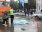 Волгоградку сбил КАМАЗ, когда она пыталась обойти фуры, припаркованные на обочине дороги