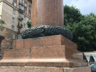 Гранитный венок треснул на центральной набережной Волгограда