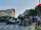 В центре Волгограда Mersedes протаранил КIA: ранен мужчина