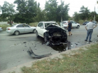 Страшная авария в Волгограде: Mercedes и ВАЗ-2112 столкнулись "лоб в лоб"