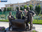 В центре Волгограда поставили памятник с мужчинами в женских пиджаках