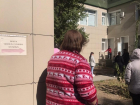 Очередь из температурящих больных организовали на улице возле поликлиники №9 в Волгограде