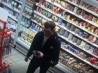 На видео попала кража парнем нескольких палок колбасы в супермаркете Волгограда 