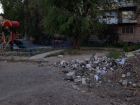 Руины кальянной и кирпичи в песочнице: жуткий двор в центре Волгограда сняли на видео