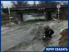 Ливневые потоки затопили Волгоградскую область: реки посреди дорог сняли на видео