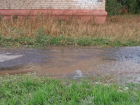 «Жители сами пытаются отвести воду от дома»: в Волгограде вода затопила целый двор