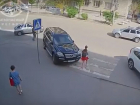 Припаркованный на "зебре" крутой Mercedes случайно попал в кадр в Волгограде