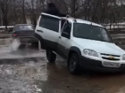  Очевидцы засняли на видео, как в Волгограде в яме застрял Chevrolet Niva