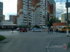 Ford протаранил Renault и сбил пешехода на юге Волгограда