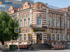 Украшение улицы Комсомольской в Волгограде: дом царицынских купцов, куда теперь ходят за выпивкой 
