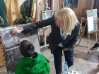 В Волгограде детей из Донбасса отвлекли от тревожных мыслей живописью