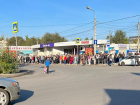 Гигантская толпа собралась на остановке на юге Волгограда