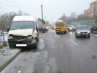 В Волгограде пассажирская маршрутка протаранила Land Rover