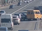 Странный водитель протаранил маршрутку и два авто в Волжском - видео