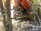 Волгоградцев возмутил сливающий черную жижу КАМАЗ у детской больницы
