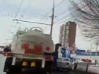 Бензовоз протаранил и «зажал» иномарку при въезде на АЗС в Волгограде