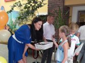 Директор пластилиновых кафе для всей семью Pakholkoff Екатерина Коваленок вручает памятные сувениры всем участникам.