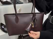 Мех, кожа, замша и «карамель»: стилист рассказала о «сумчатых» трендах