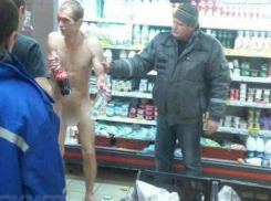 Голый волжанин в вино-водочном отделе супермаркета стал хитом Интернета