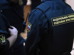 Списал долги нескольким людям: в Волгограде огласили приговор «доброму» судебному приставу