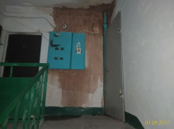 Из-за халатности УК затопило квартиры и проводку в многоэтажке на юге Волгограда