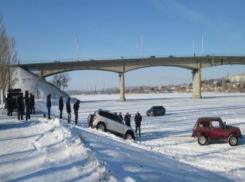 Chevrolet Niva провалилась под лед Волги в Камышине