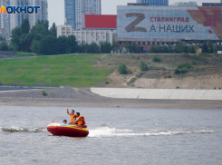 «Прикрыли позор патриотизмом»: волгоградка пристыдила городских чиновников за баннер