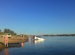 Жительница Волжского на Land Cruiser протаранила дерево и утопила внедорожник в реке