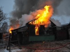 В Михайловке в деревянном доме едва не сожгли семью из 4 человек