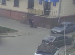 Волгоградка на электросамокате попала под колеса легковушки: видео 