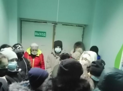 Гигантские очереди в поликлиниках Волгограда сняли на видео: люди стоят на улице