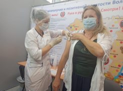 «Осталось 30 тысяч доз»: в Волгограде выстроились очереди на вакцинацию от COVID-19